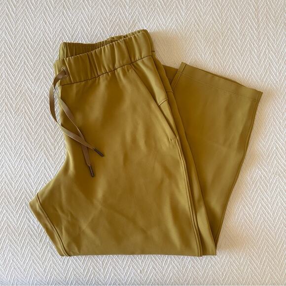 Lululemon On the Fly Crop 23" Pants Vintage Gold Yellow Size 8 - Picture 1 of 8